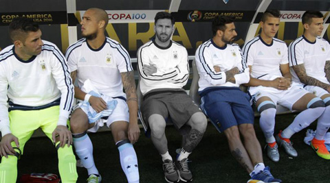 Messi ngồi trên băng ghế dự bị trận đấu với Chile