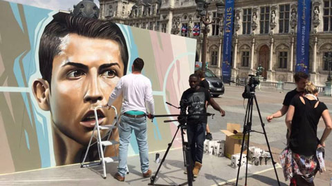 Graffiti huyền thoại EURO hâm nóng đường phố Paris