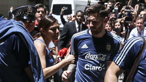 Người đẹp bất ngờ chạy đến tóm tay Messi