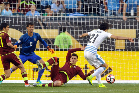 Cavani thi đấu vô duyên khiến Uruguay nhận thất bại