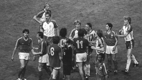 Trận cầu kinh điển Pháp 1-0 Đan Mạch EURO 1984: Thủ quân Pháp húc đầu vào đối thủ