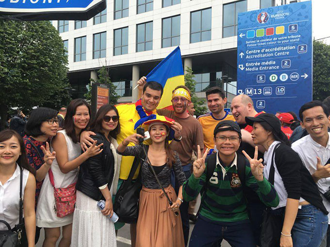 Các CĐV Việt Nam hòa chung không khí lễ hội bóng đá với những fan của Romania, đội sẽ đá trận khai mạc với chủ nhà Pháp
