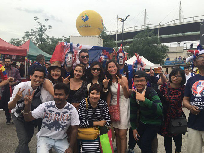 Nhóm CĐV người Việt Nam du lịch tới Pháp đúng dịp diễn ra trận khai mạc EURO