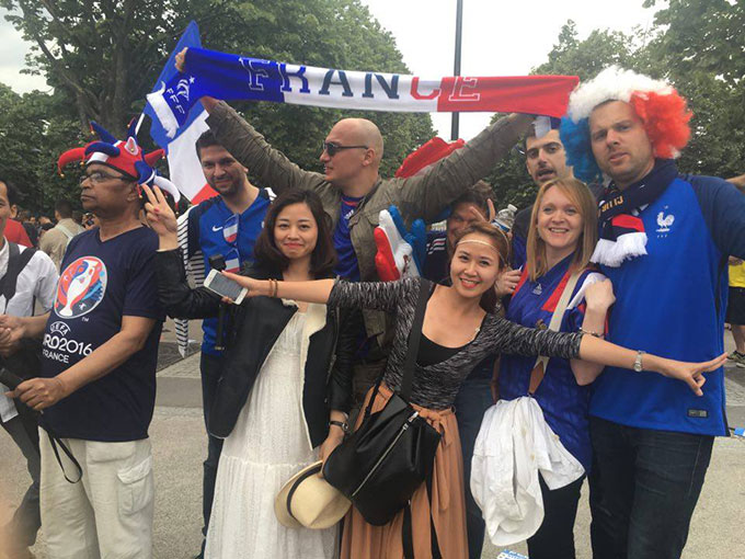 Những nữ CĐV xinh đẹp người Việt Nam chụp anh lưu niệm cùng CĐV đội chủ nhà Pháp