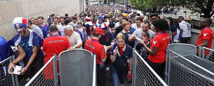 Tại thời điểm này, các CĐV đang gấp rút vào sân Stade de France để dự lễ khai mạc