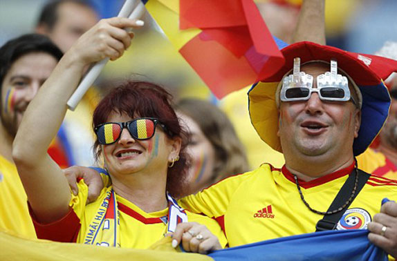 Cặp vợ chồng CĐV người Romania trên khán đài sân Stade de France