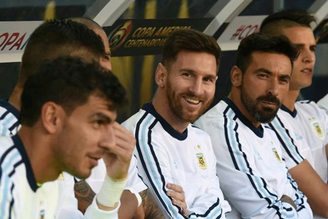 Messi tươi rói trên ghế dự bị