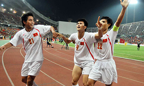 Công Vinh ăn mừng bàn thắng để đời vào lưới Thái Lan