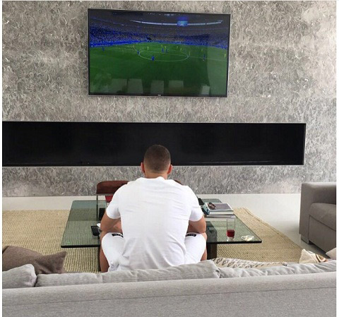 Benzema ngồi 1 mình xem ĐT Pháp thi đấu