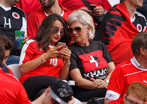 Mẹ Xhaka mặc áo mang cả cờ Albania và Thụy Sỹ