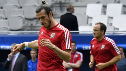 Bale làm vỡ mũi fan khi khởi động trước trận gặp Slovakia