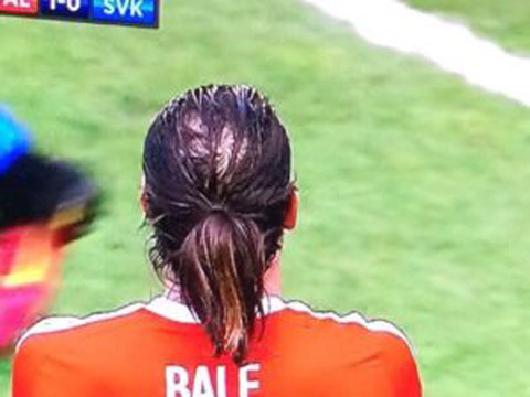 Bale có lẽ nên sớm từ bỏ thói quen buộc tóc