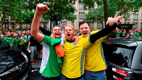 CĐV Ireland và Thụy Điển cùng nhau hát nhạc ABBA trên phố