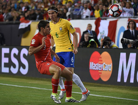 Filipe Luis (áo vàng) là hình ảnh tiêu biểu cho khả năng phòng ngự kém cỏi của các hậu vệ cánh Brazil
