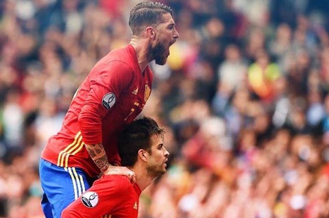 Pique cùng Ramos ăn mừng bàn thắng trước khán đài CĐV Tây Ban Nha