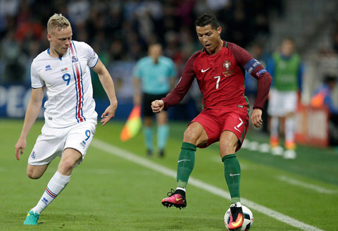 Ronaldo mất hút trong trận đấu với Iceland