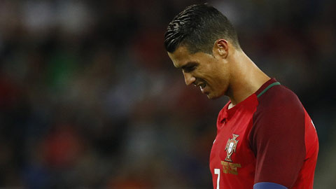 Ronaldo hứng "mưa đá" từ cộng đồng mạng sau trận hòa của BĐN