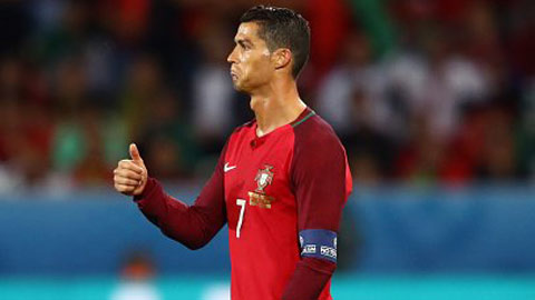 Bị bắt chết, Ronaldo nổi đóa với Iceland
