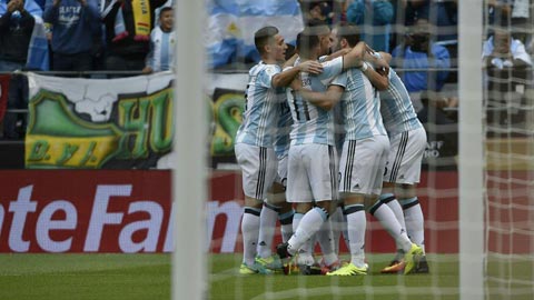 Các cầu thủ Argentina ăn mừng bàn thắng mở tỷ số