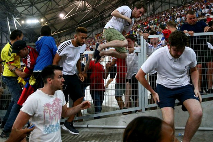 CĐV Nga đang làm loạn tại EURO 2016