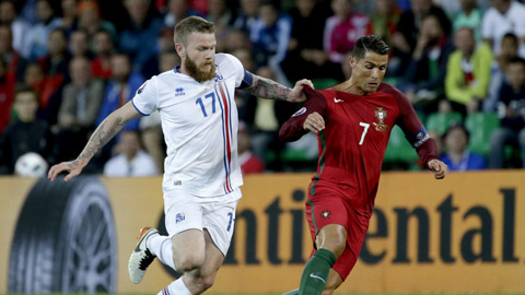 Gunnarsson và Ronaldo có nhiều tình huống đối mặt trong trận đấu vừa qua