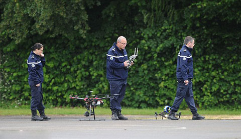 Các cảnh sát Pháp chuẩn bị máy bay không người lái cho buổi tập của Anh