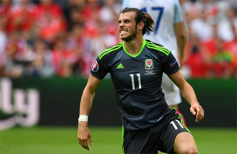 Bale mở tỷ số bằng pha sút phạt tuyệt đẹp