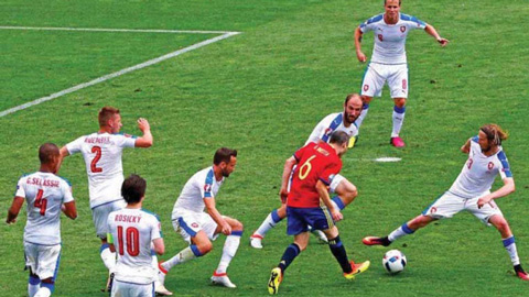 Iniesta trong vòng vây của 7 cầu thủ Cộng hòa Czech