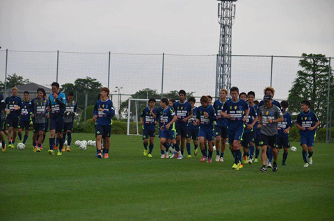 Ông Hitoshi Nakata (áo xám) tập luyện cùng các cầu thủ Yokohama FC chiều qua