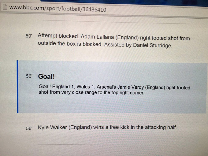 Vào! Anh 1, Wales 1. Jamie Vardy của Arsenal (Anh) dứt điểm cận thành bằng chân phải đưa bóng đi vào góc cao khung thành Wales