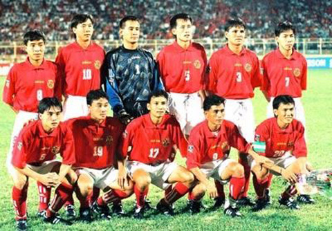 HLV Đức Thắng (ngoài cùng bên trái hàng ngồi) bên cạnh HLV Việt Hoàng trong một trận đấu của lứa Thế hệ vàng bóng đá Việt