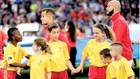 Chuyện về những cô cậu bé dẫn cầu thủ ở EURO 2016