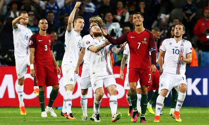 Ronaldo tỏ ra khó chịu với lối chơi tiêu cực của ĐT Iceland
