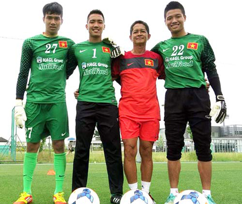 Minh Long (ngoài cùng bên phải) thời còn khoác áo U19 Việt Nam