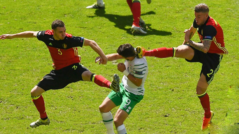 Long bức xúc vì trọng tài làm ngơ màn song phi của 2 cầu thủ Bỉ