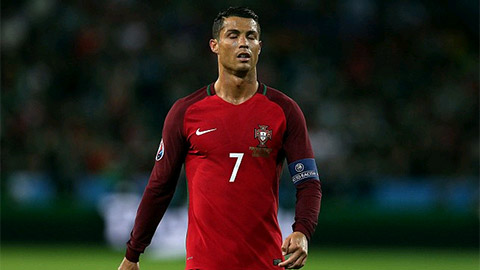 Ronaldo trượt penalty vì CĐV Áo liên tục gọi tên Messi