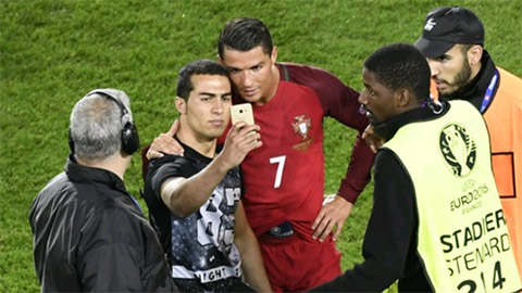 Gạt nỗi buồn, Ronaldo thân thiện chụp selfie với fan