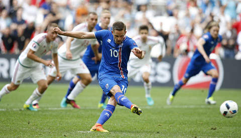 Sigurdsson ghi bàn trên chấm 11m nhưng đáng tiếc Iceland không thể bảo toàn chiến thắng