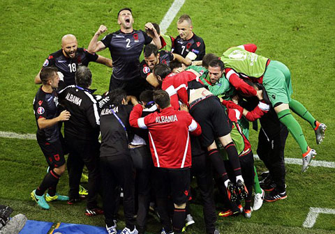 Niềm vui chiến thắng của các cầu thủ Albania
