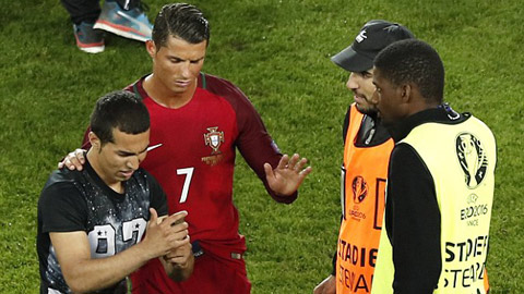 Bồ Đào Nha cũng có thể bị phạt vì... CĐV xuống sân tự sướng với Ronaldo