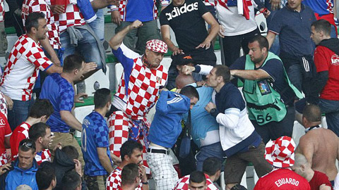 CĐV Croatia ẩu đả trên khán đài với CĐV CH Czech