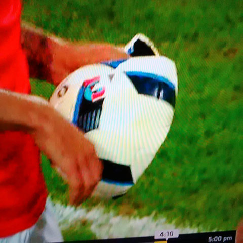 Trái bóng nổ tung sau tình huống tranh chấp giữa 2 cầu thủ
