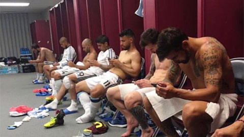 Bức ảnh dàn sao Argentina dán mắt vào điện thoại lan truyền chóng mặt trên mạng
