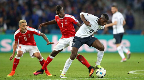 Pogba chơi rất nổi trong trận đấu với Thụy Sỹ