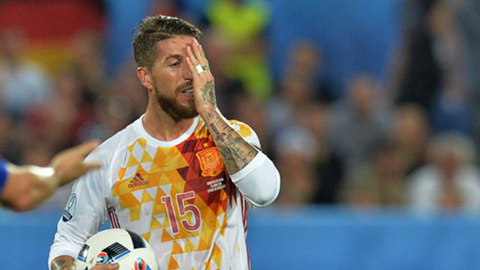 Ramos tranh đá penalty với Iniesta trong trận thua Croatia