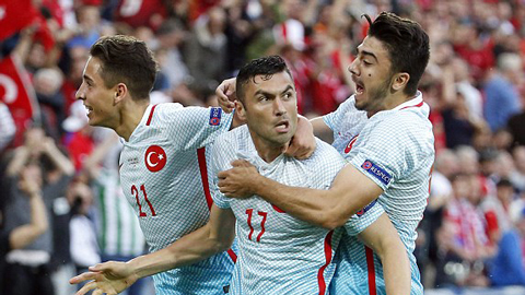 Czech 0-2 Thổ Nhĩ Kỳ: Thổ tiễn Cech và đồng đội về nước