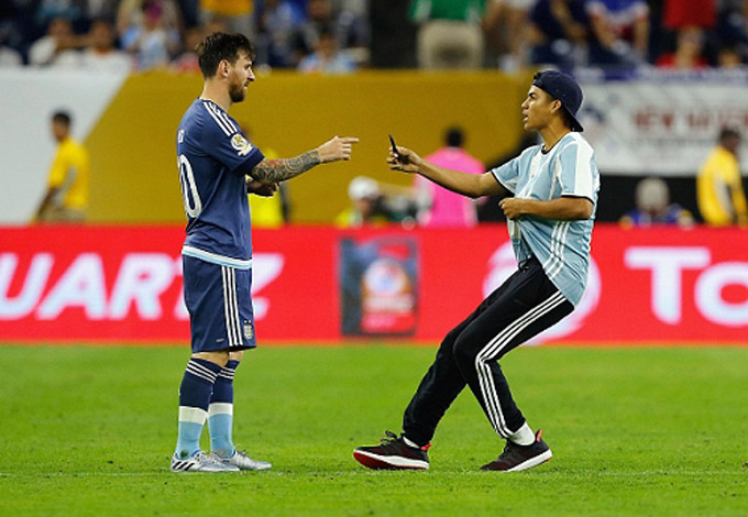 Anh chàng lao vào sân rất nhanh để đưa bút cho Messi...