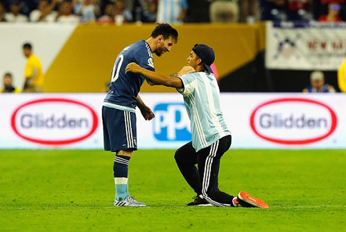 Sau đôi chút bối rối, Messi dìu CĐV nhiệt tình này đứng dậy