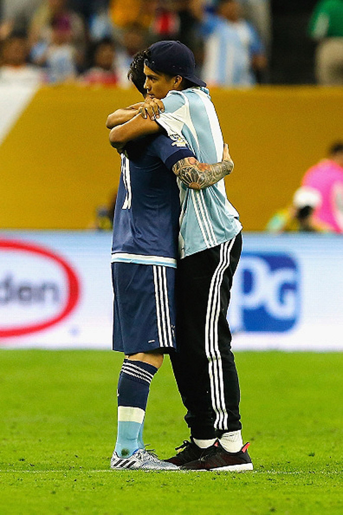 Messi ôm NHM đầy tình cảm sau khi trao chữ ký
