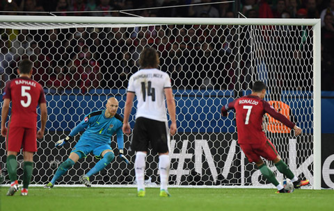 Ronaldo đưa bóng đi trúng cột dọc dù đã đánh lừa được thủ môn tuyển Áo